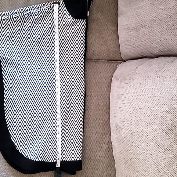 🙋‍♀️WHBM BLACK AND WHITE ZIP UP SWEATER! - Picture 10 of 10